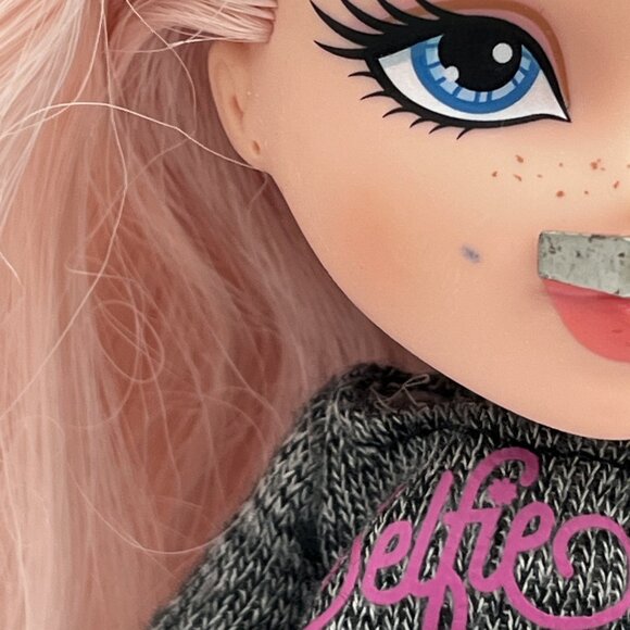 Bratz Cloe Doll Selfie Snaps Reboot 2015 MGA Entertainment pink hair - Picture 3 of 15